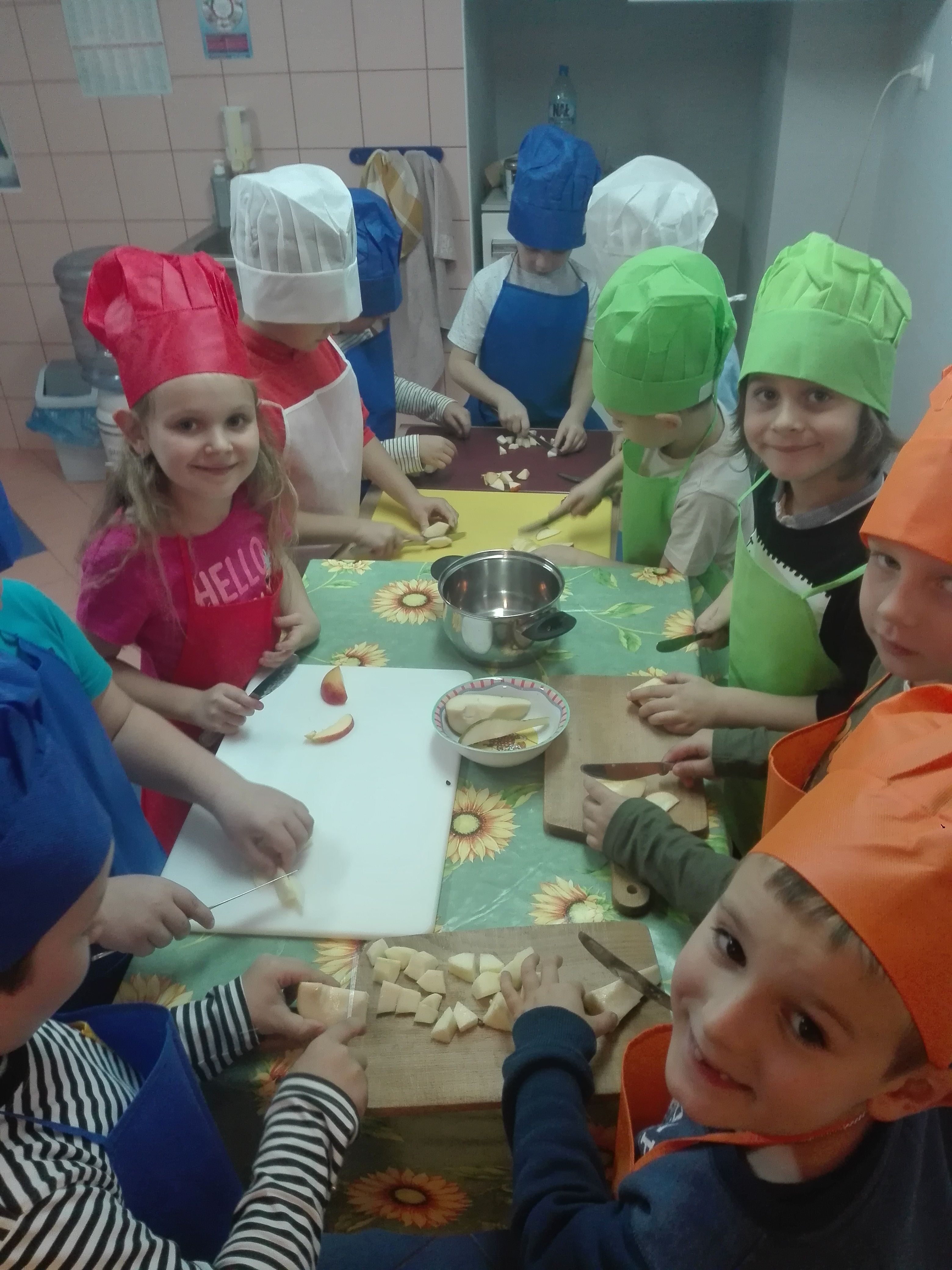 Przygotowanie kompocik&oacute;w do naszej przedszkolnej spiżarni.