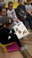 Klasa III czyta dzieciom z zerówki